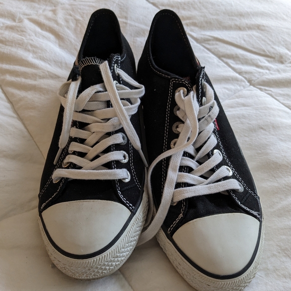 Men's Levi's Shoes size 9 look like Converse - Picture 2 of 6